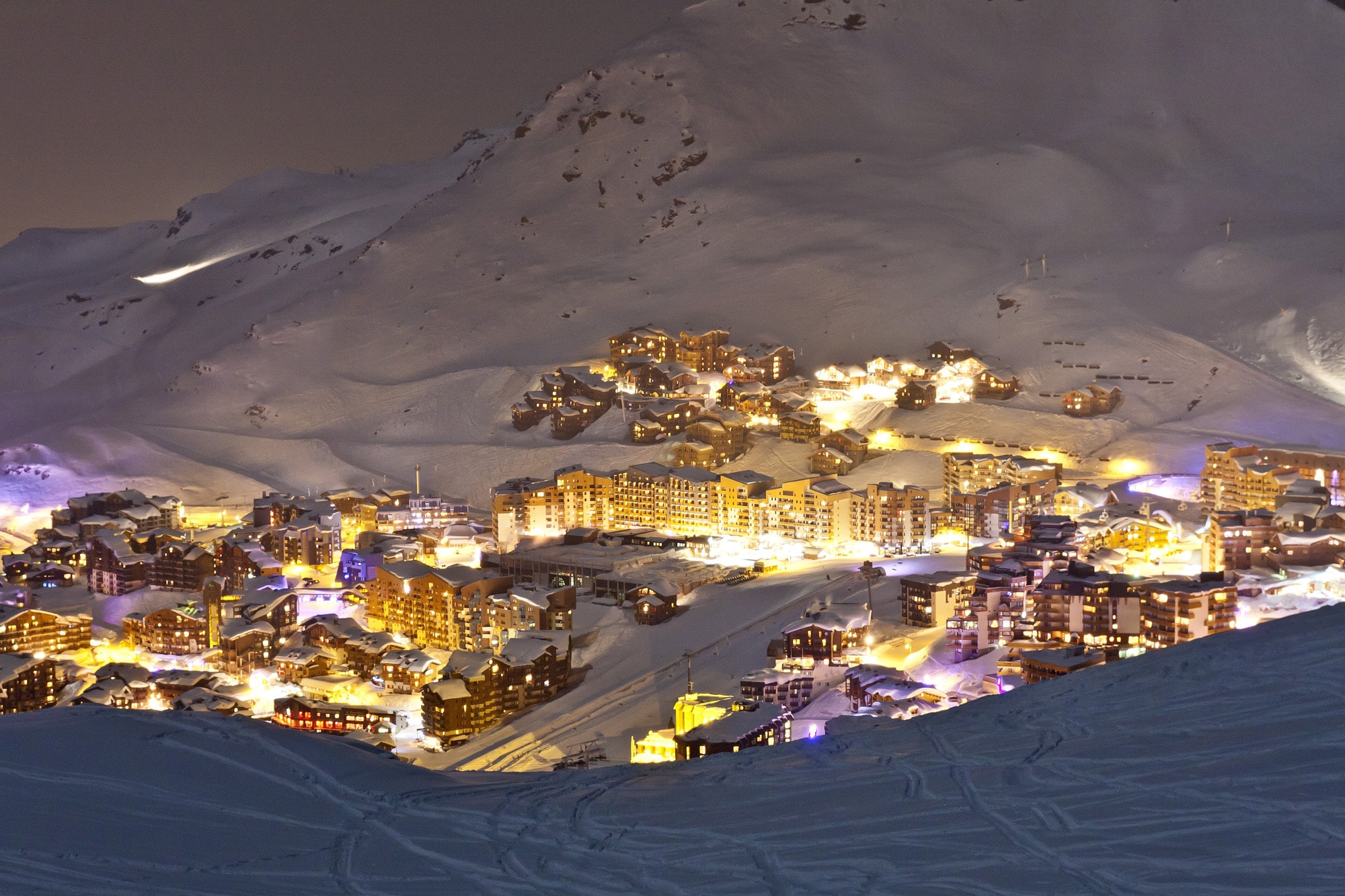 Val thorens. Курорт Валь Торанс во Франции. Альпы Валь Торанс. Валь Торанс горнолыжный курорт. Три Долины Валь Торанс.