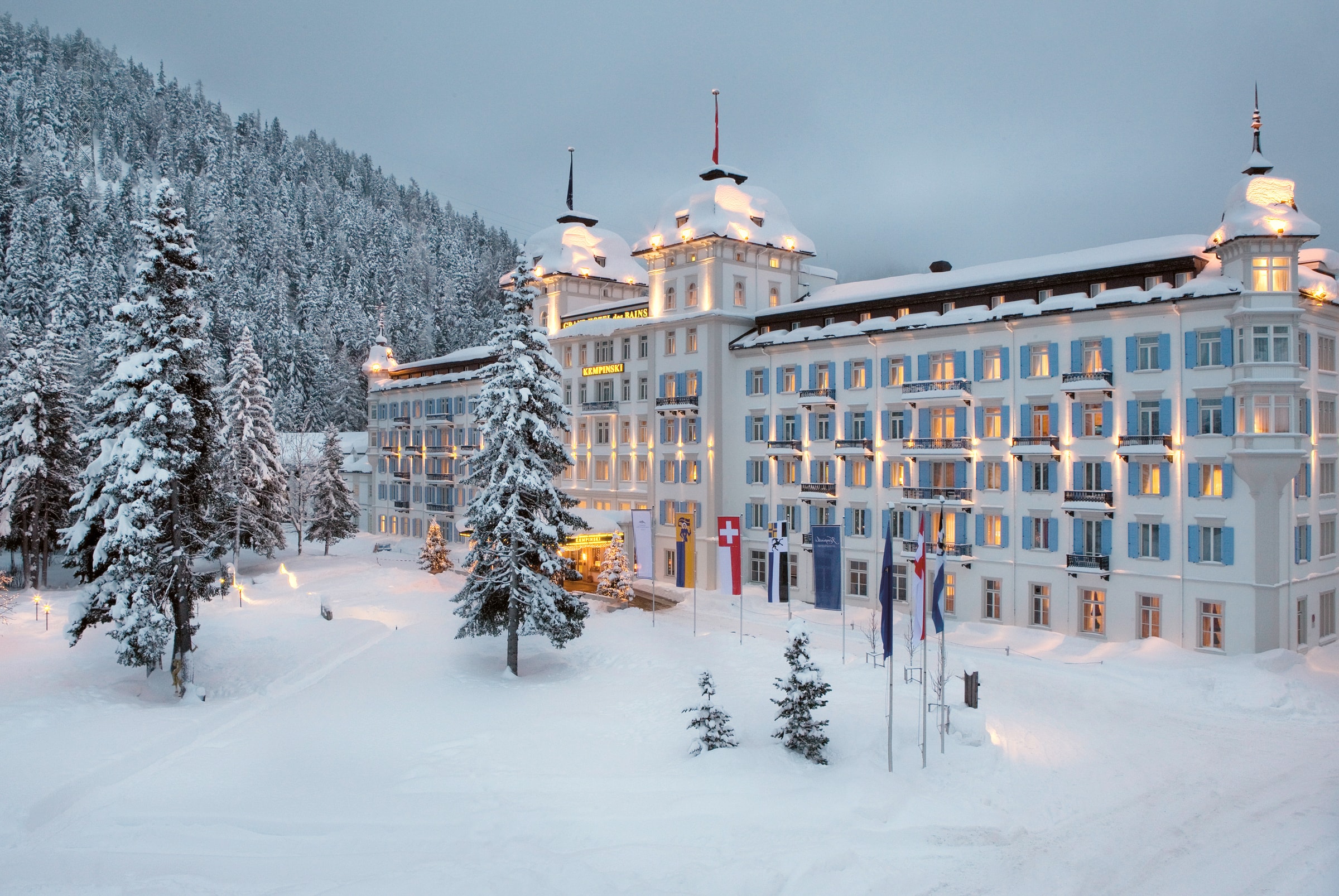 Отель зима. Отели Санкт Мориц Швейцария. St Moritz отель. Швейцария зимой отель. Фото номера зимнего курорта.